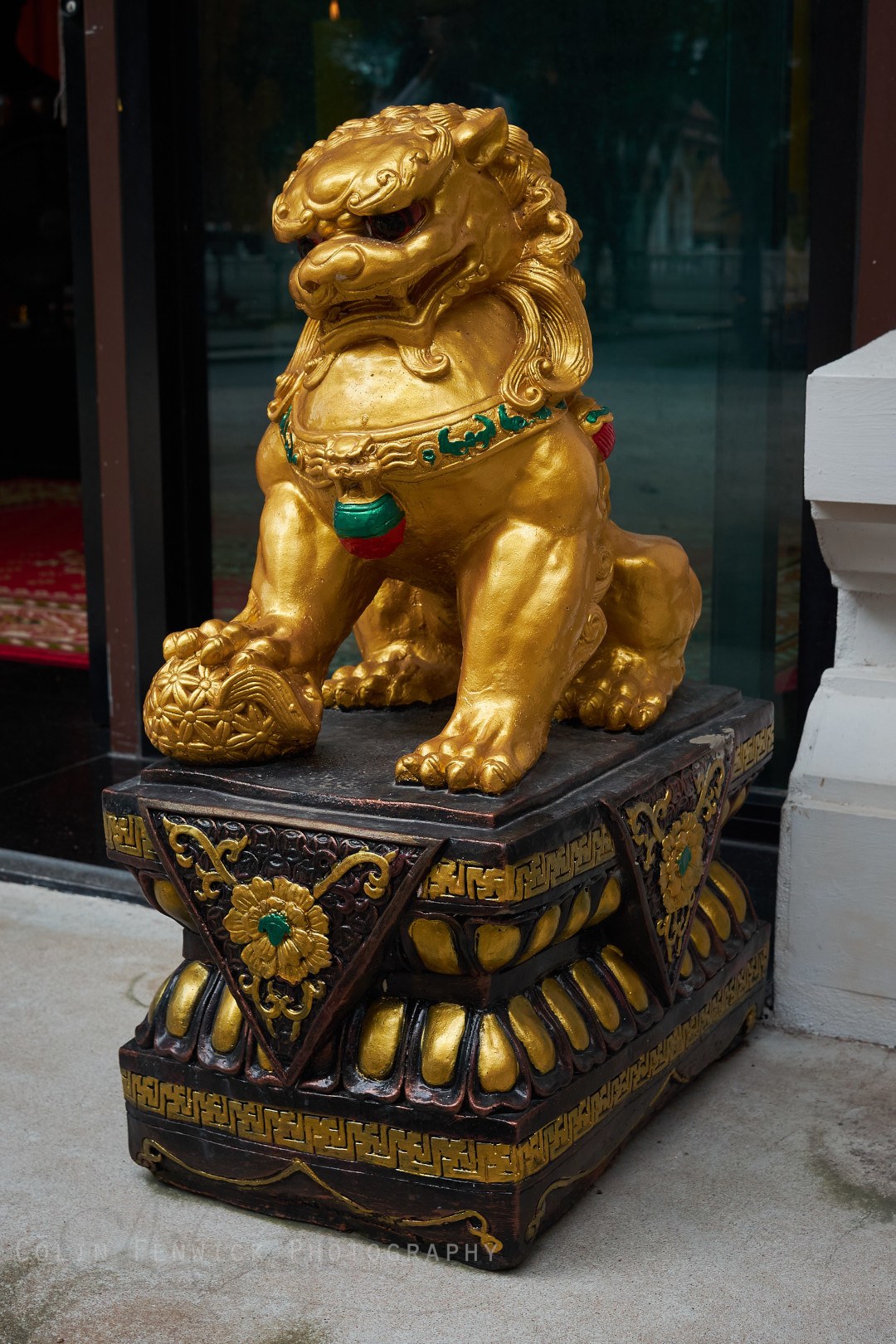 Lion statue at Wat Lahan Rai