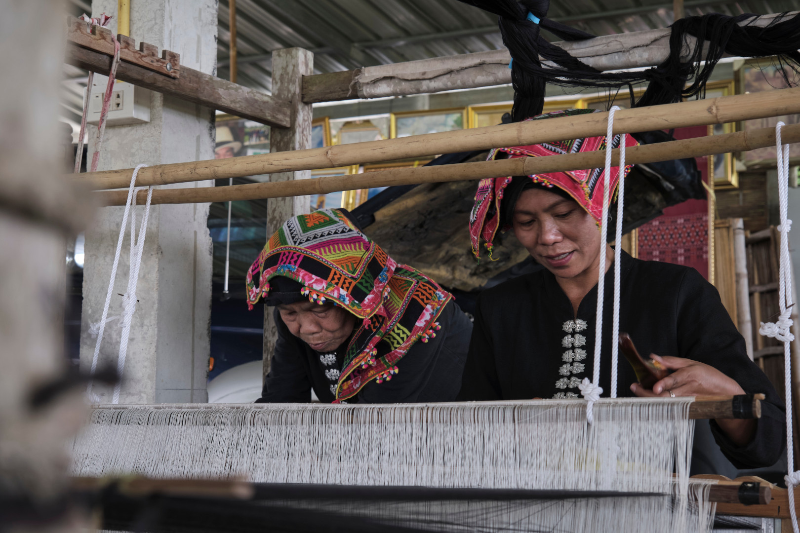 Women in traditional Tai Dam dress Weave cloth from cotton