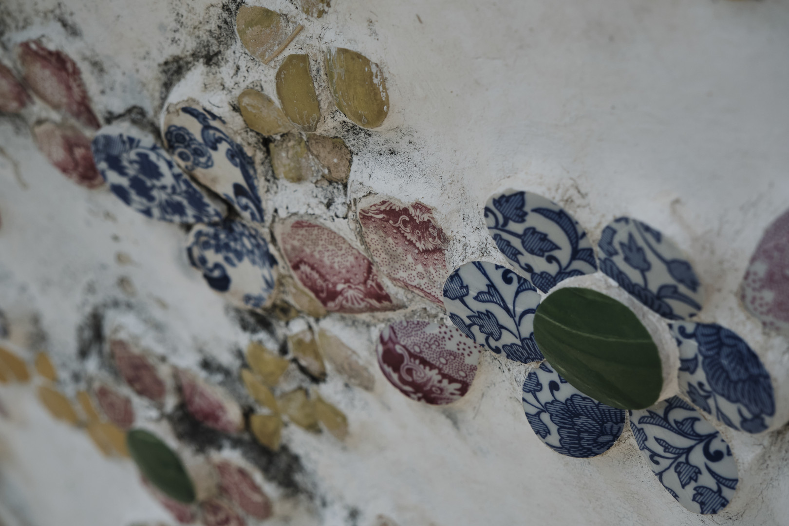 Porcelain embedded into the render of the Prang