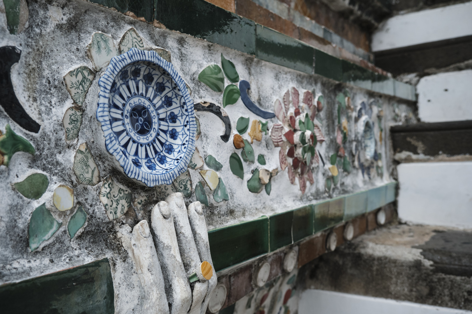 Porcelain embedded into the render of the Prang