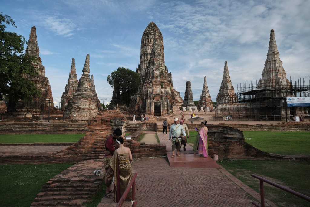 Tourists at Wat Chaiwatthanaram